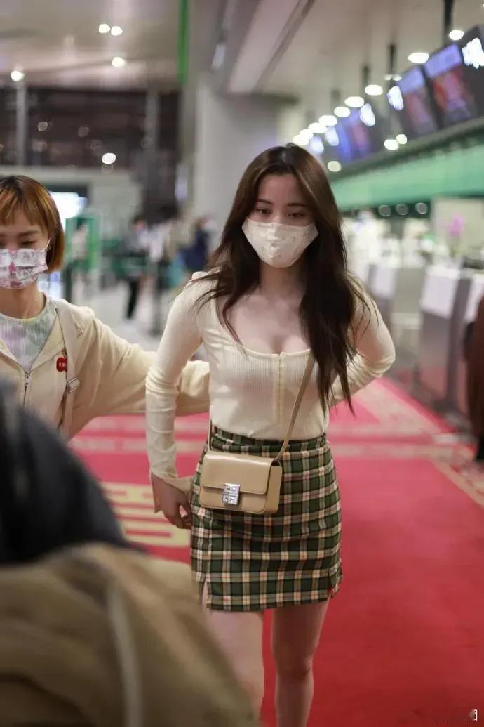 不好，我好像对她心动了。。。欧阳娜娜真的长大了。并且属于女大十八变，越变越迷人