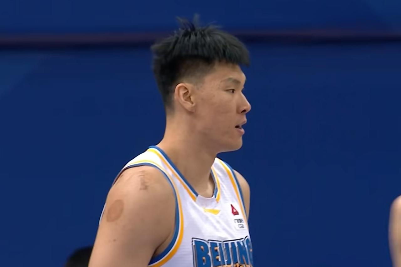 北京队输天津15分！揪出最大“废柴”，拿600万工资，一分不得CBA常规赛第二