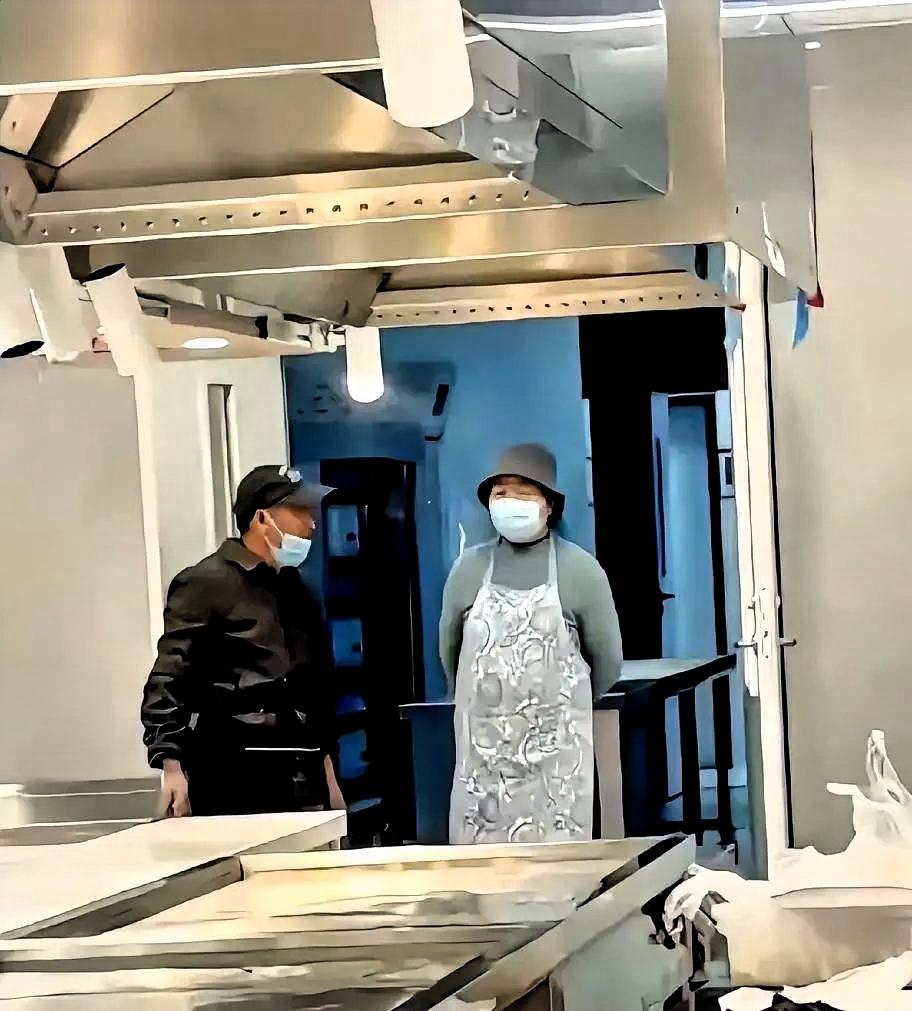 刘强东的妈妈在京东食堂帮厨。她缺钱吗要知道，儿子身价千亿，别说让她环游世