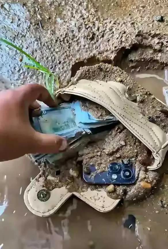 钓了半天鱼没钓着，反倒捡到了这个，意外这东西真是说不准！