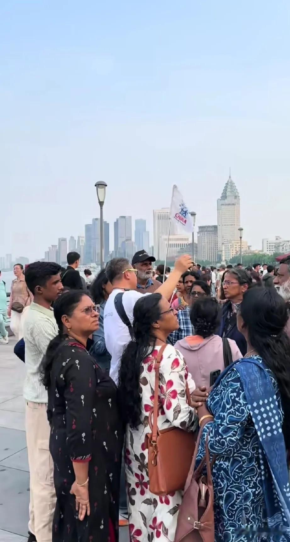 印度游客来中国旅游全程拉着个脸，真不是不服气，是被现实冲击得直接懵住了。之