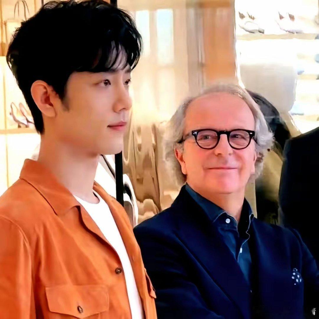 见过那种眼神吗？一个在名利场里浸了几十年的老爷子，看一个年轻人的眼神。那不是长辈