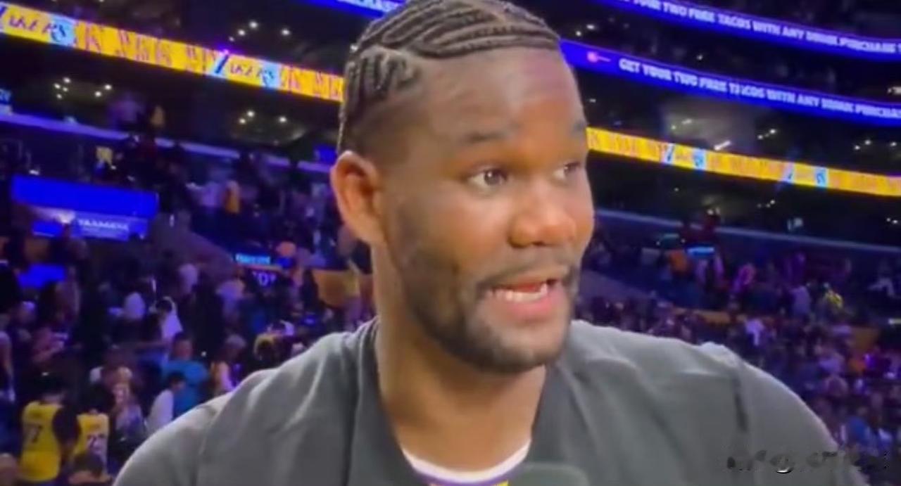 这情商！艾顿太会说话了！今天，湖人队在主场以110-93大胜猛龙队，主力中锋