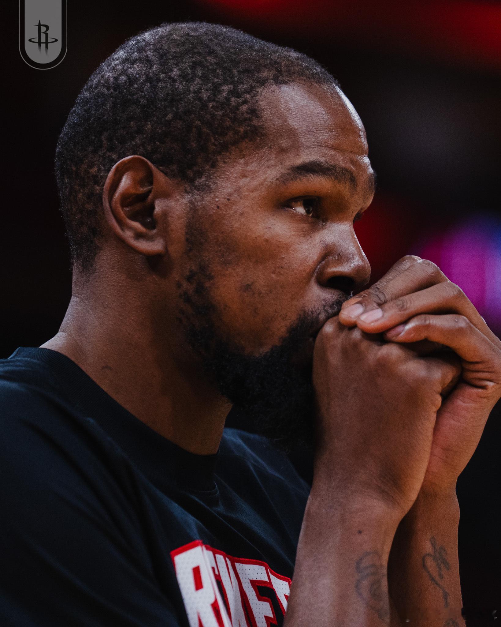 NBA总经理们投票选出他们希望在比赛关键时刻投篮的球员。1，库里47%2，杜兰
