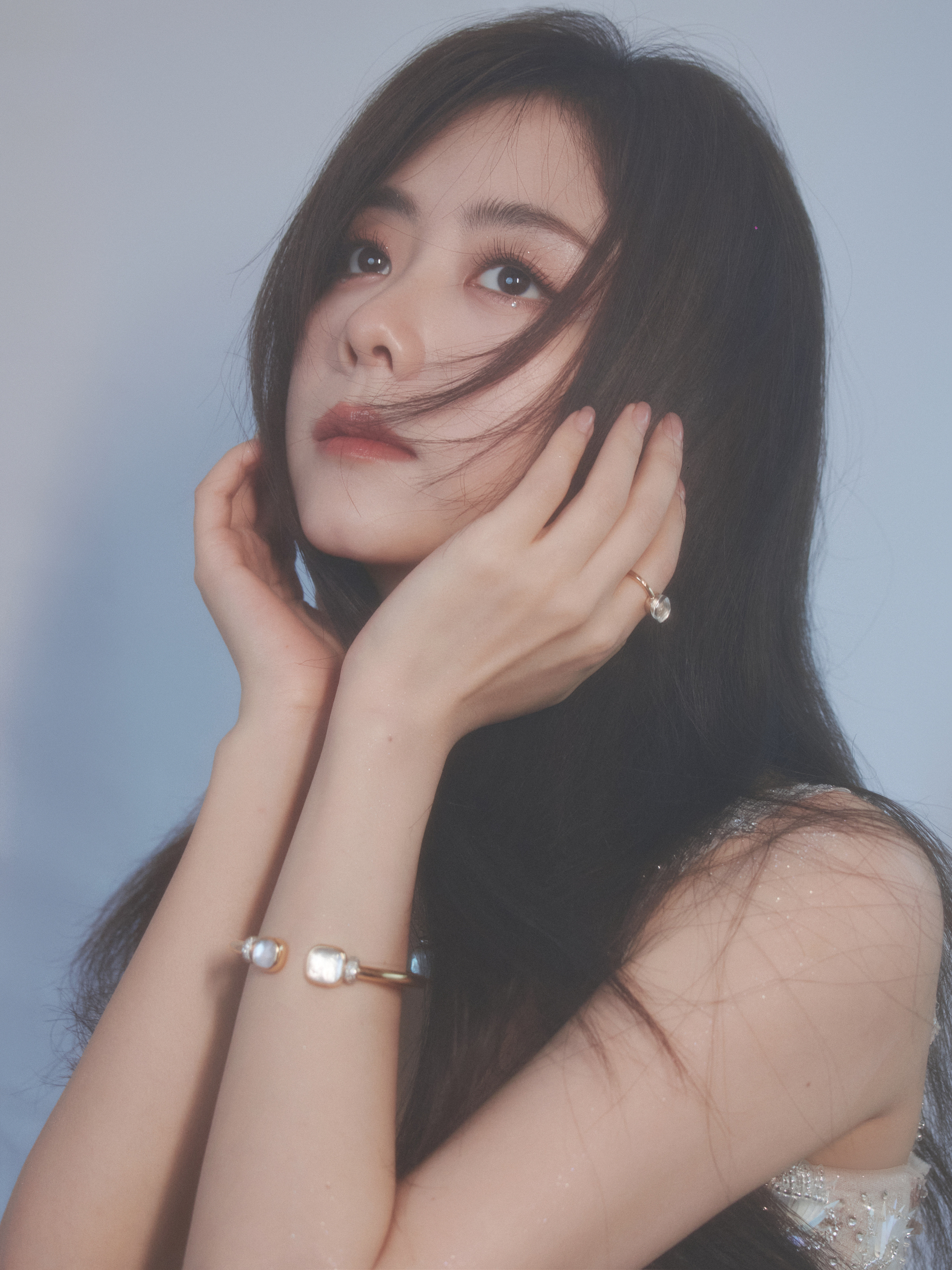 谭松韵 慵懒长发配精致礼裙，松弛感拉满的同时又气场在线，状态直接拉满格。谭松韵