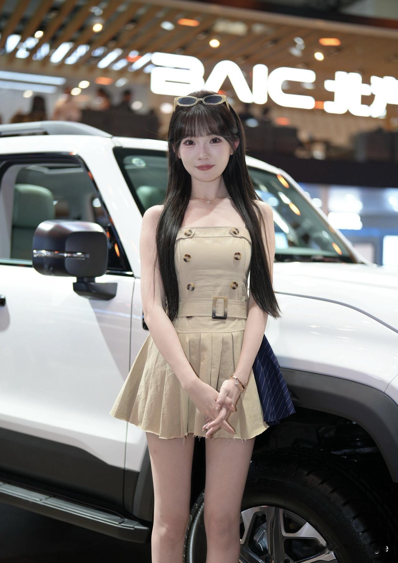 车旁美人立，笑语动芳心。