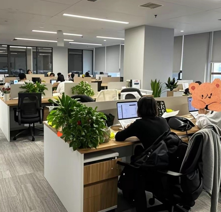 今天公司炸了，一颗小雷达，一下把所有人炸飞了！小陈前两天被裁员了，今天回来