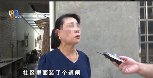 浙江杭州，一女子有栋四层自建房出租，十多年来租客们都把车停在她家敞开的院子里。万