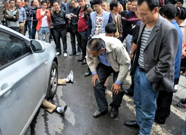 沈阳大爷碰瓷翻车，操作不当被车压了，人当场没了。沈阳发生一起交通事故，监控显