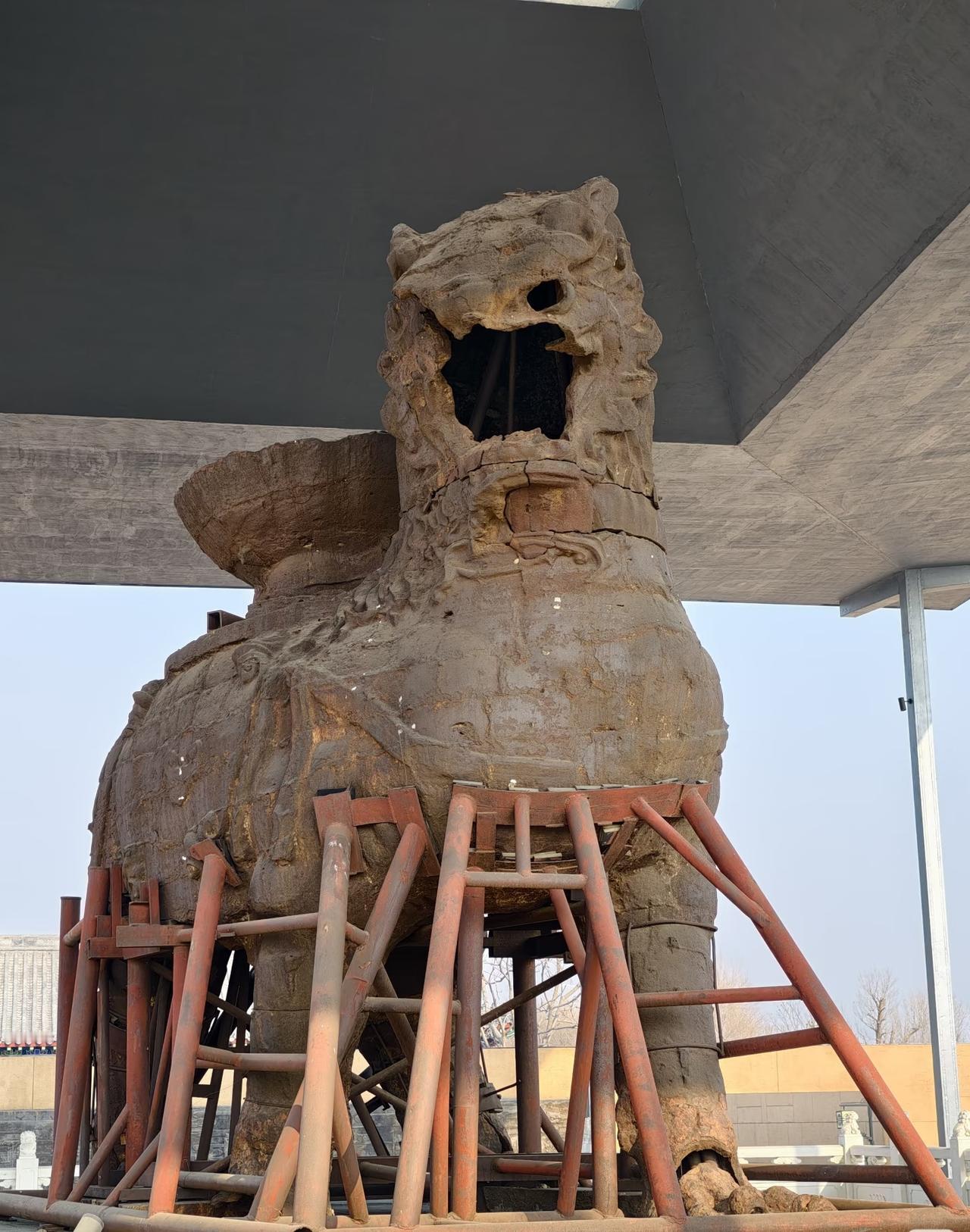 沧州铁狮子几十年前还有嘴巴，加上亭子，困住四肢后，已经面目全非。还记得黄河大