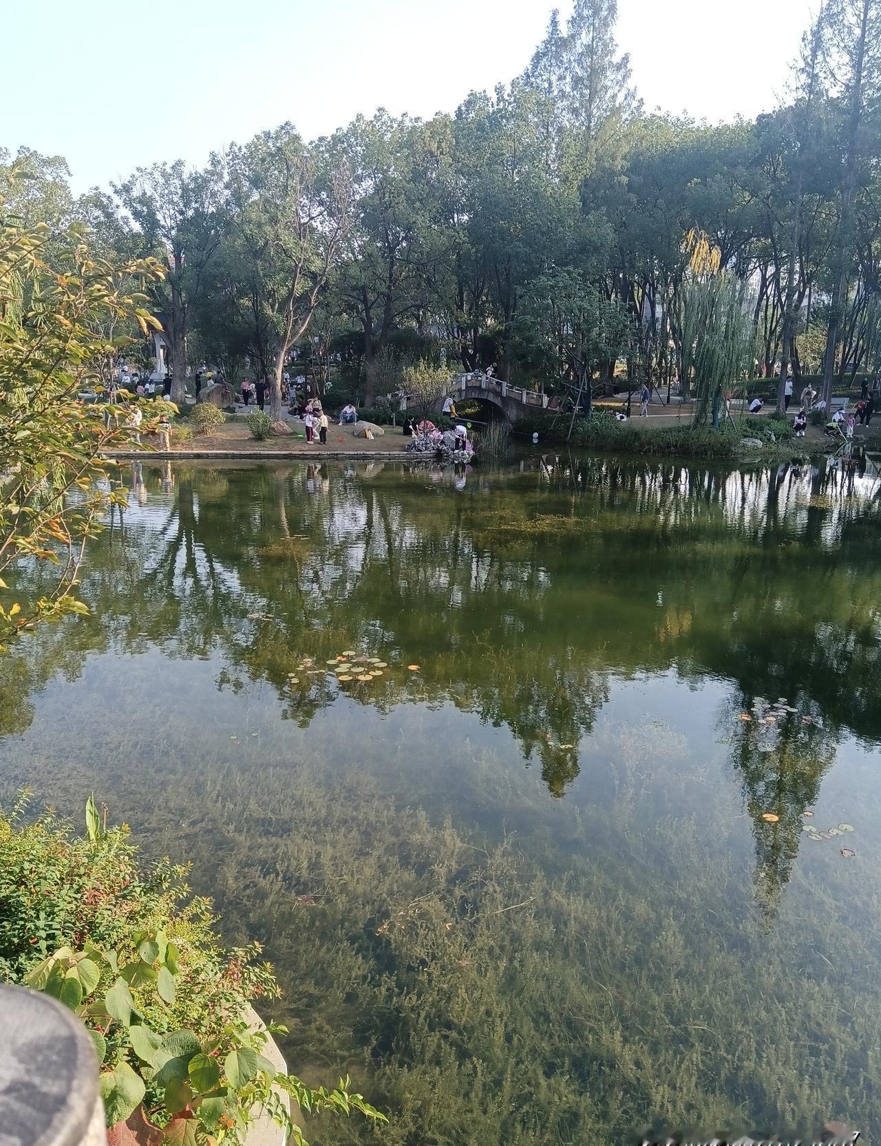 1600块的羽绒服，保育员得哄30个孩子睡午觉、擦60次鼻涕、弯120次腰，才换