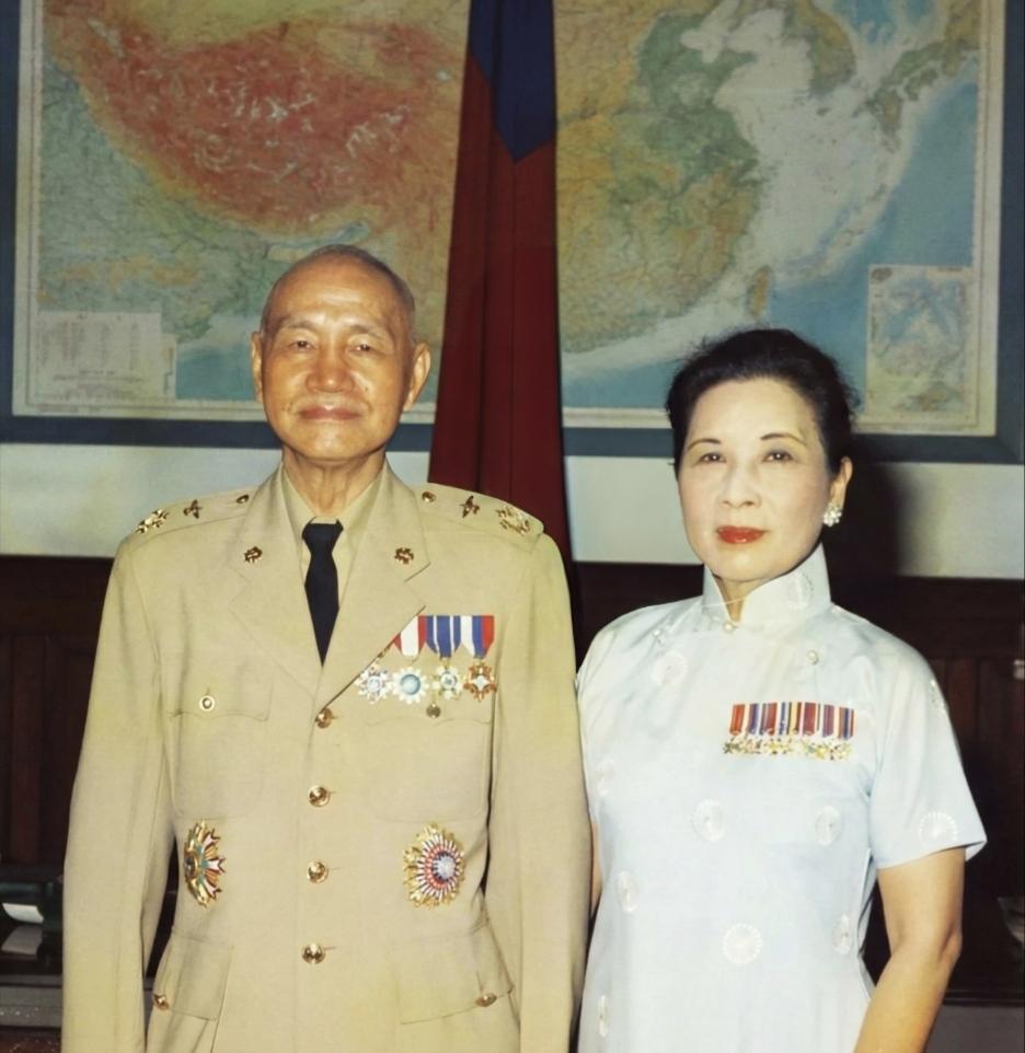 珍贵怀旧老照片谁见过这张老照片，注意看两人背后墙上的地图，老蒋至死都想着要“反攻