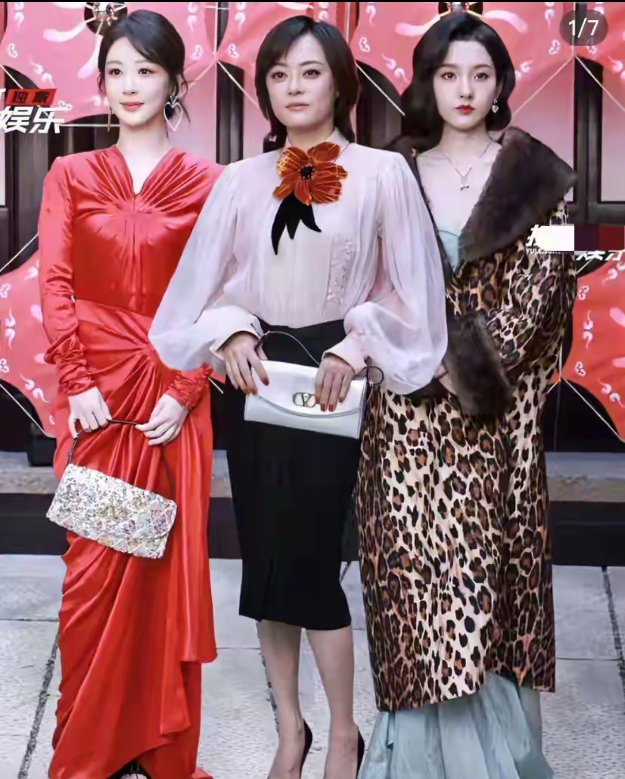 这张合影，认出了孙俪，认出了杨紫，唯独没有认出穿豹纹皮草的美女是谁，看着比孙俪年