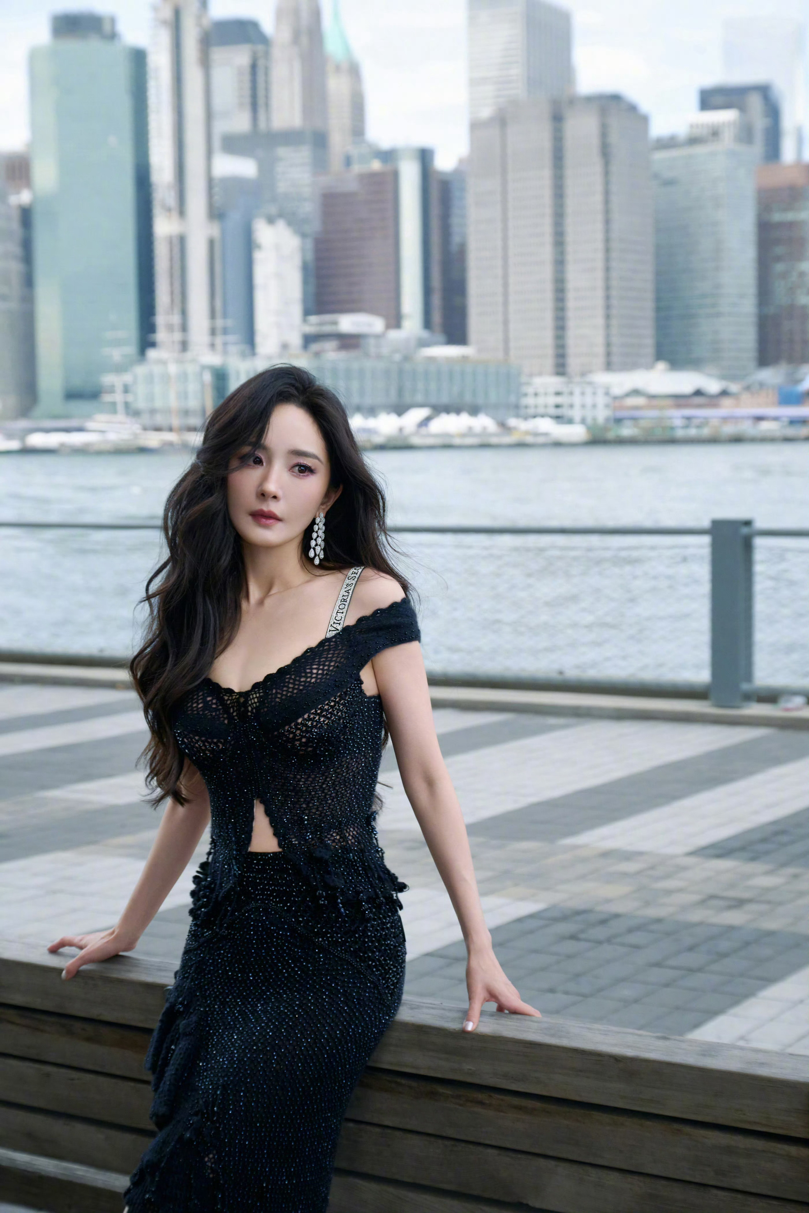 杨幂ym杨幂宁绣绣月光是夜晚的呼吸，均匀地铺在未阖的书页上，愿梦境比夜色更柔