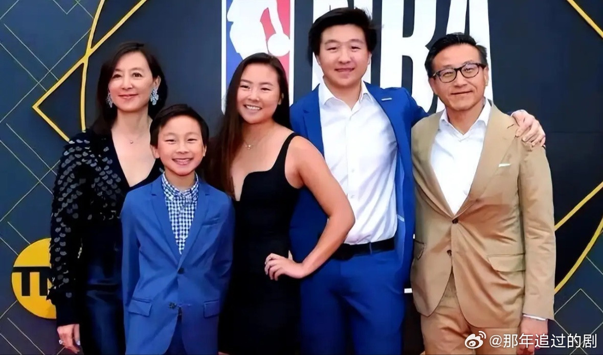 女主持人回应与蔡崇信合照蔡崇信懵了，吴明华也懵了，他们怎么也没有想到，因为他们官