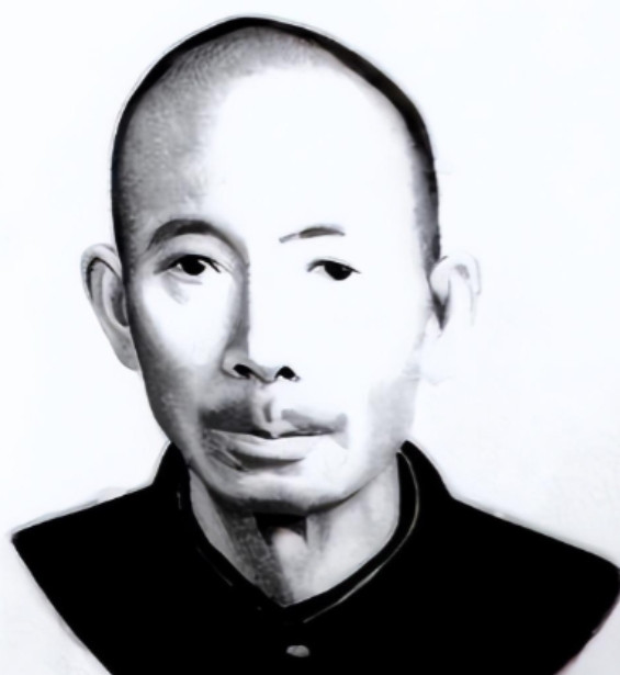 1976年，一名老人在北京军事博物馆参观时，他趁没人就想摸一下文物，工作人员看到