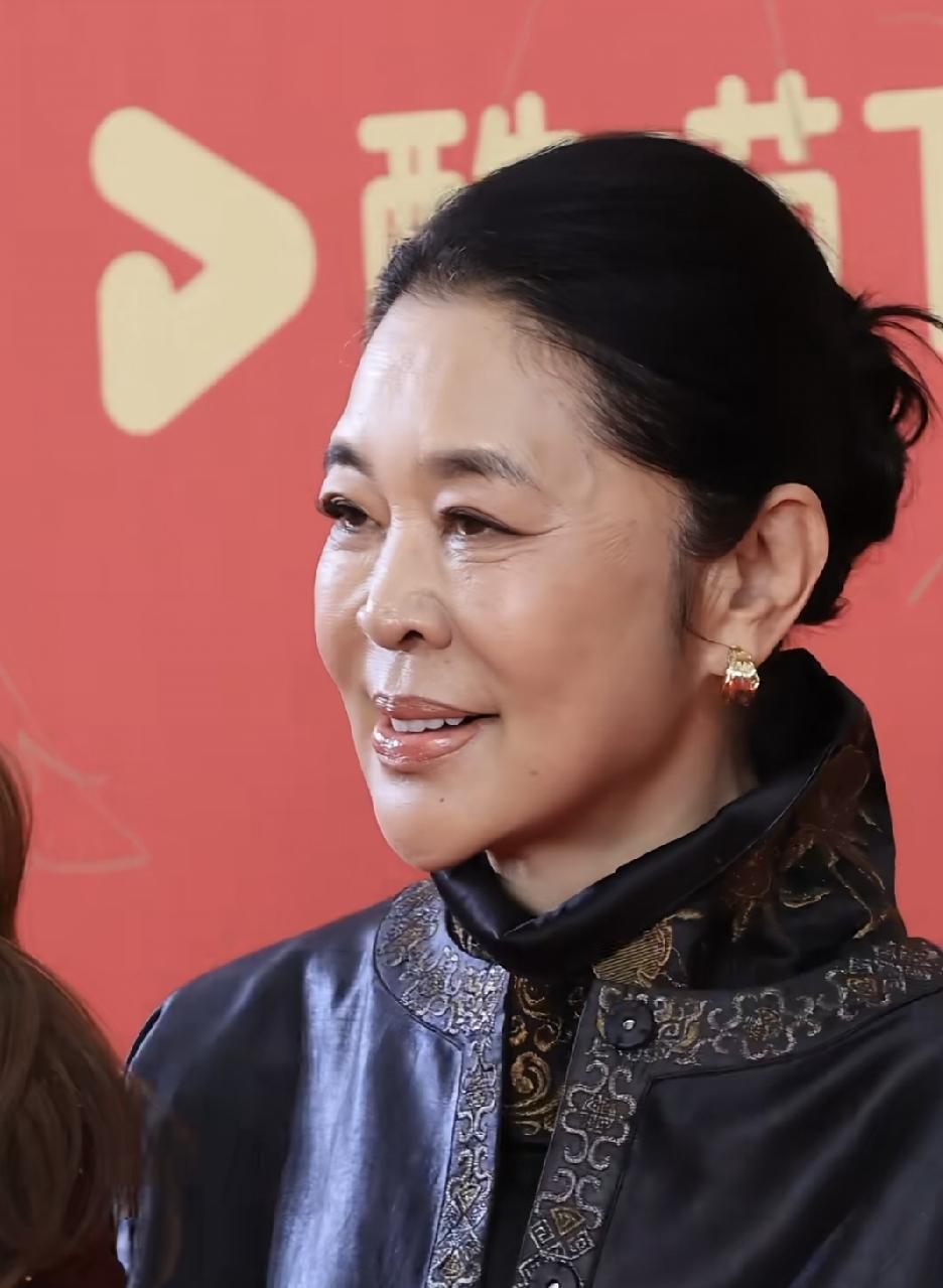这一身衣服，也就倪萍可以驾驭了。她穿起来，就如老北京大户人的当家老太太。衣服