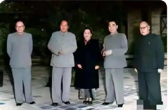 在我收藏的相册里，我又拿出了这张照片。这是一张伟人合影照，我不