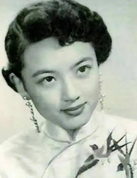 一天，27岁的司令员叶飞正要沉沉入睡，突然，警卫员闯入，拉着一个身材曼妙的女子，