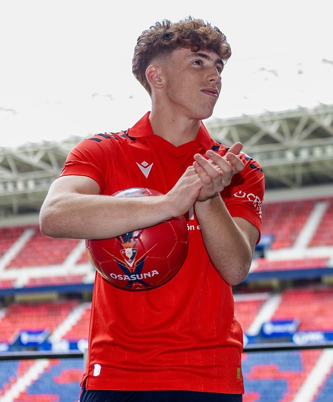 每体：对维克托·穆尼奥斯的争夺愈演愈烈。巴塞罗那或皇家马德里可能是他的下一站，他