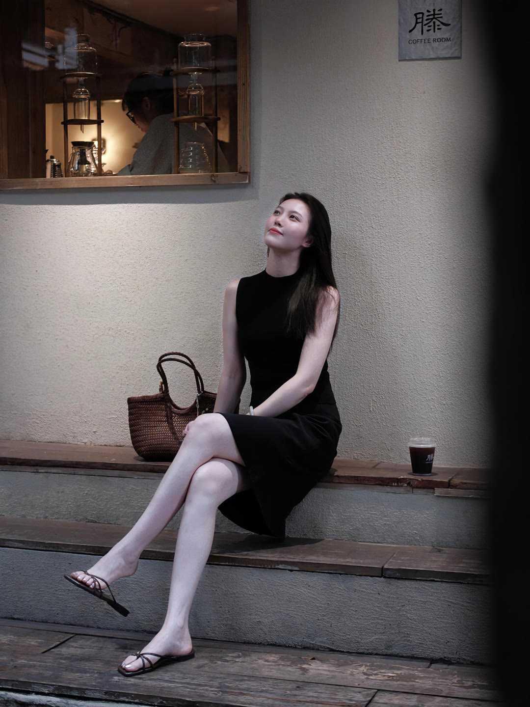 夏日极简黑色系穿搭分享，无袖小高领上衣搭配黑色半身裙，剪裁利落大方，轻松勾勒柔和