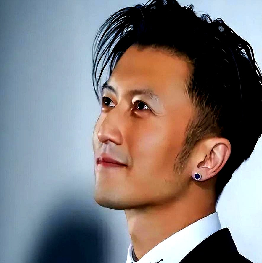 王菲在北京喝茶图个清静，谢霆锋一放长假就直奔香港陪儿子，缠绵了十三年的神仙爱情，到底还是被亲生骨肉拉