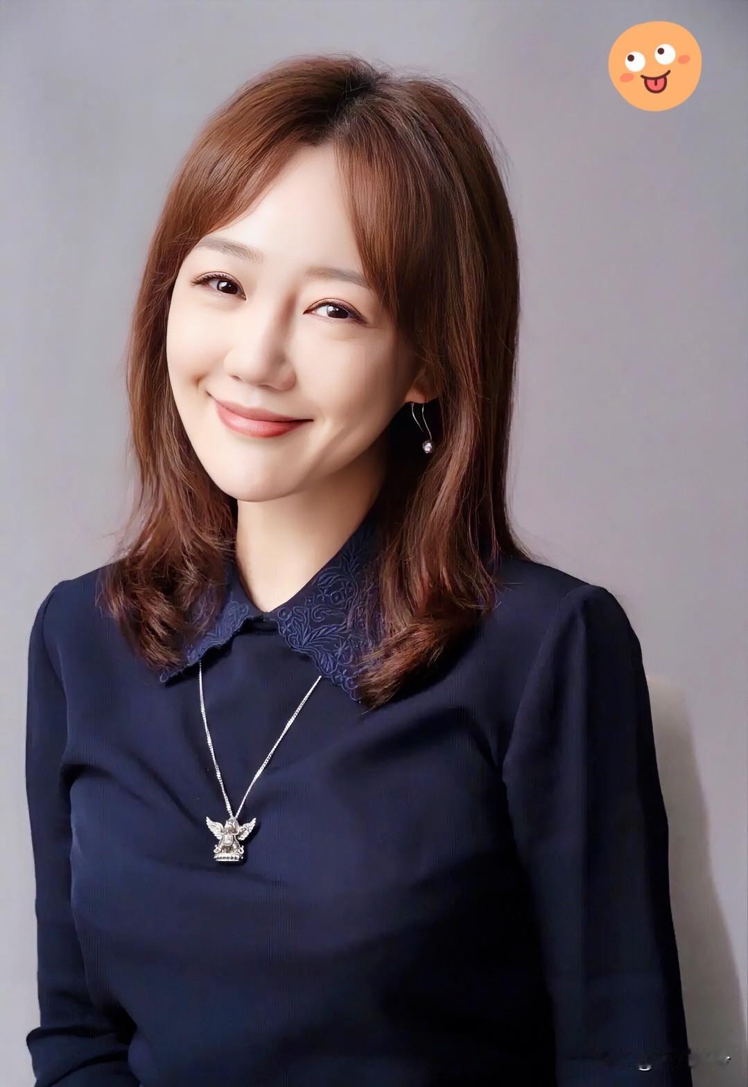 [红脸笑]瞅瞅47岁的薛佳凝，我是真觉得心里堵得慌。该有的都没