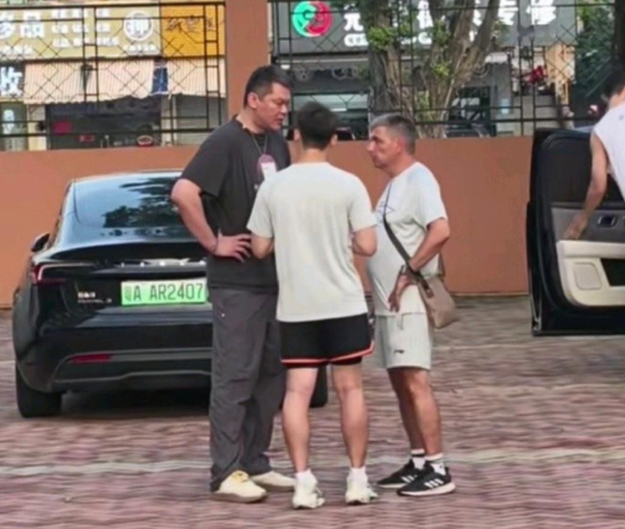 再见朱芳雨，朱总卸任后回到宏远俱乐部，和新外教团队交接工作，整个人憔悴了不少。