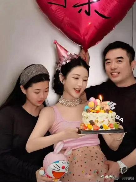 41岁薇娅二胎得子，淡出直播行业5年多，丈夫董海锋接棒台前，一家四口同框尽显温馨