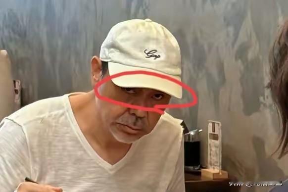 不要说人家瞪你，刘青云虽然是大明星，但人家也是普通人，人家好不容易和太太出来吃个