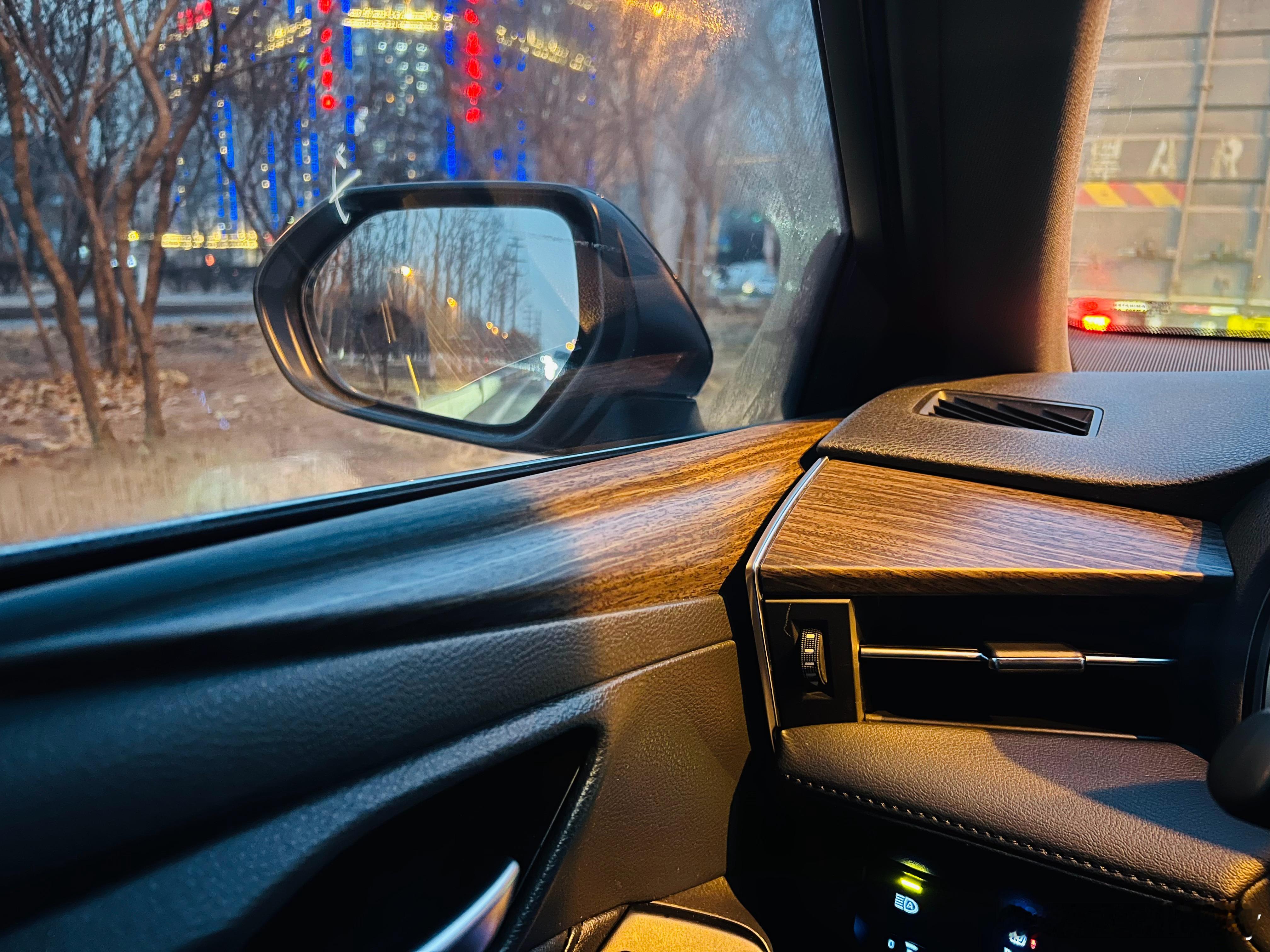 亚洲龙这木纹看着好高级啊，咋一看以为是特别漂亮的实木，但很可惜，并不是，但不重要