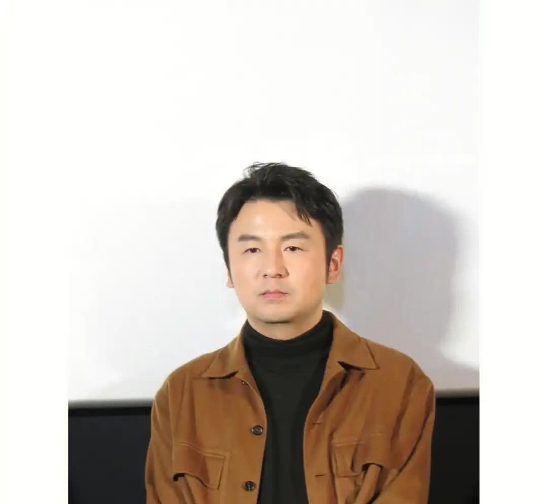 雷佳音被资本捧起来后又拿了奖，在剧组就喜欢指导年轻演员拍戏，态度还特别傲，如果对