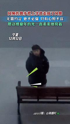 这就是青梅竹马的样子！近日甘肃宁夏，妈妈发现女儿的同学在楼下等着跟女儿一起放学，