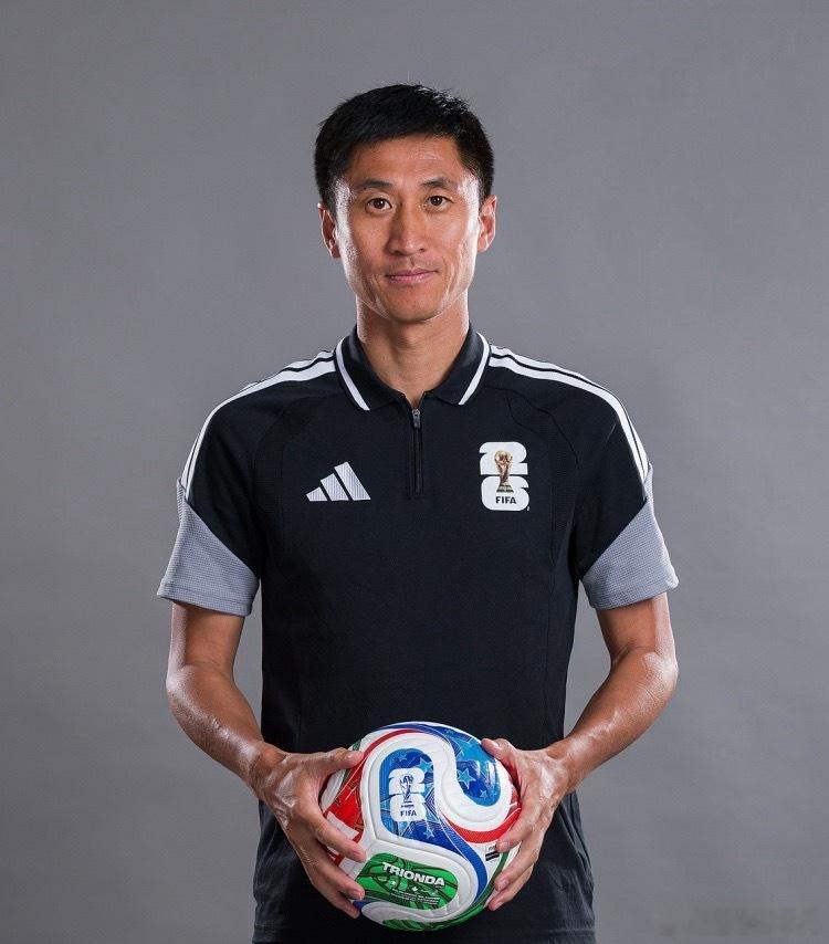 马宁去吹2026年世界杯，国际足联给的工资分两块：一块是只要入选就给7万美元的保