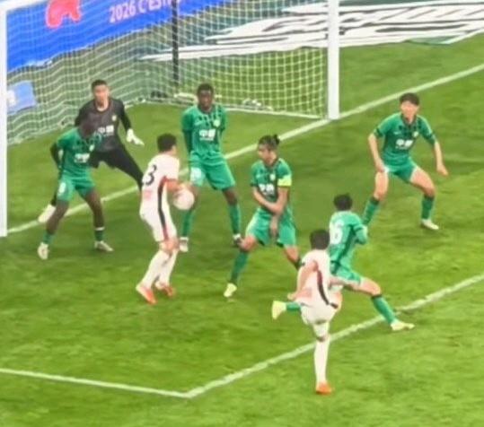 国安又被黑？成都蓉城扳平球疑似有手球嫌疑。这个球有可能打上廖力生腿上，然后弹到