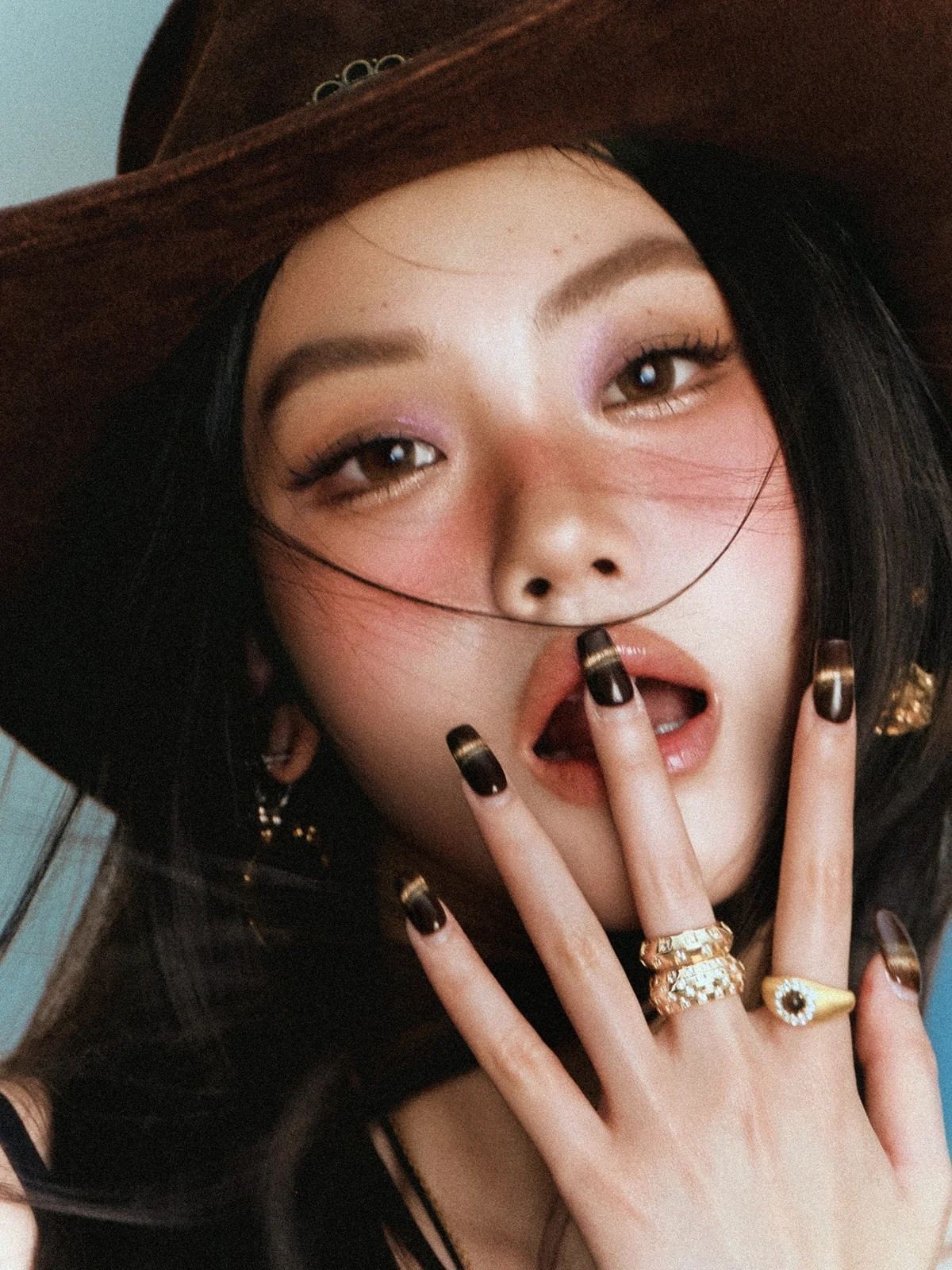 皮草包裹的牛仔辣妹