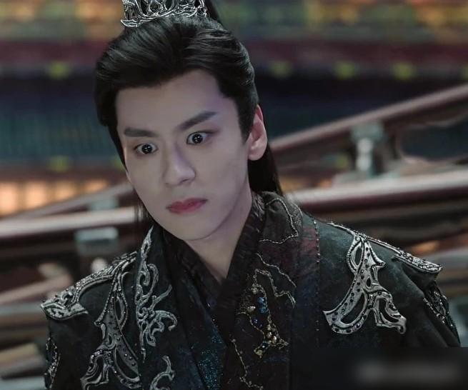 别扯什么300年忠犬。我告诉你，在活了400年的贺思慕眼里，宴柯那点陪伴，连个屁