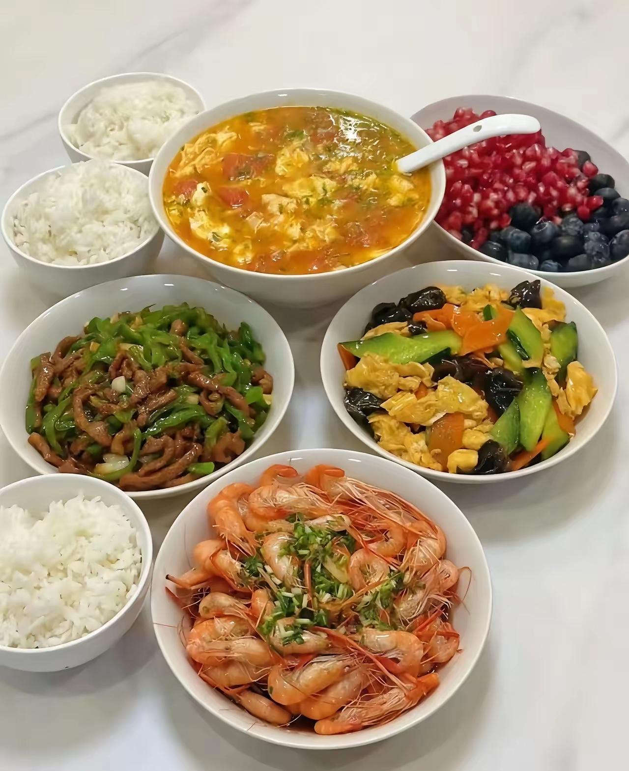 同事在朋友圈晒出一家三口的晚餐，问“吃这样的晚饭，在全国算什么水平？”要我说