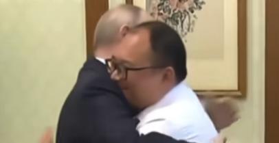 5月20日下午，俄罗斯总统普京于钓鱼台国宾馆会见了一位身份特殊的访客。这位来客并