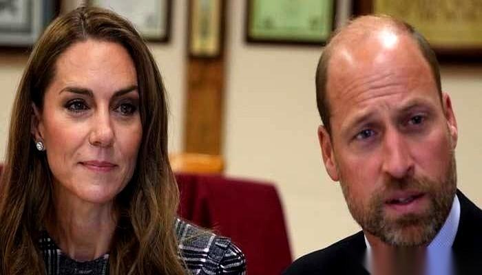 她就这么往后退了一步。把全世界的镁光灯，都让给了一个已经死了快三十年的女人。