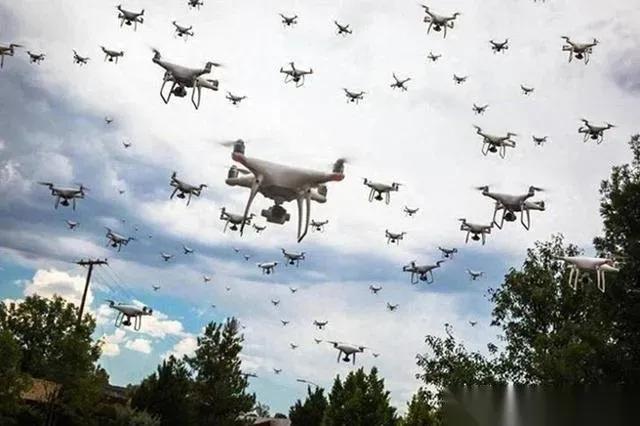 乌克兰这次算是下了血本，上千架无人机对着莫斯科连轰了三天三夜。本来指望靠“饱和式