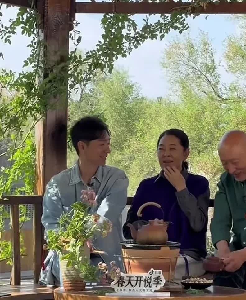 倪萍老师问陈佩斯的儿子，你爸这么抠，你有四个孩子，你怎么养活？陈佩斯儿子