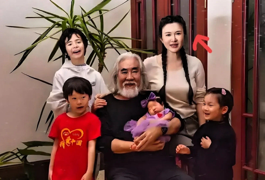 现在！理解杜星霖了！如今回看，她的选择堪称清醒。尽管张纪中已74岁，但杜