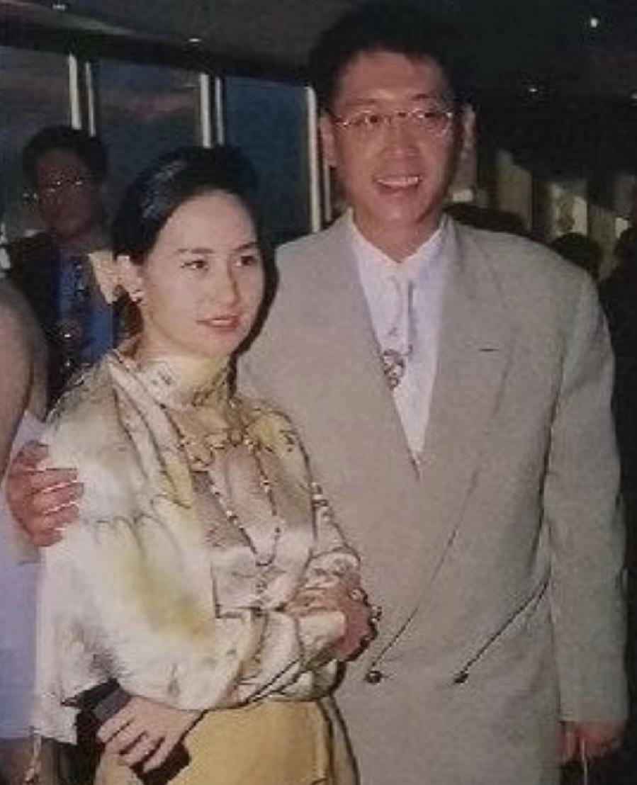 何超琼和许晋亨当年牵手时，谁都以为豪门剧本写到了结局。你看那些老照片：她侧身靠