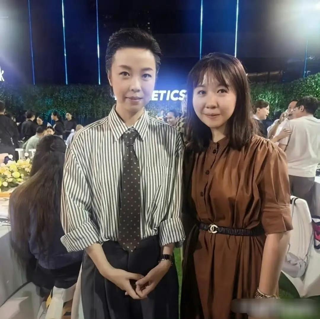 这还是当年那个让对手闻风丧胆的"大魔王"张怡宁吗？照片里她着衬衣领带，梳大背头，