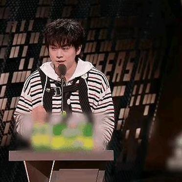 武艺在台上说，张维伊那次聚餐没付钱，压根就是不想付。他建议张维伊去上《再见爱人