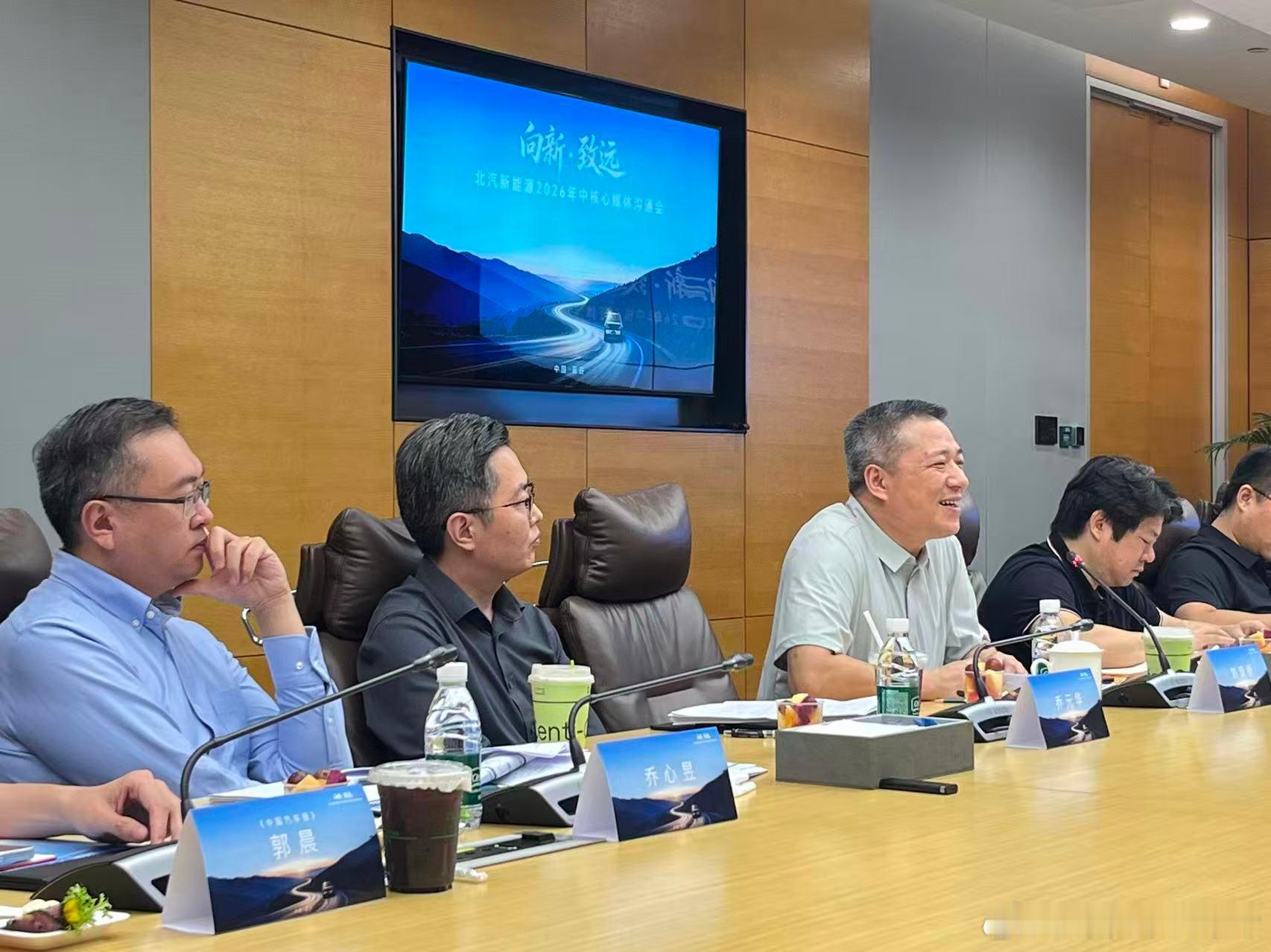 北汽新能源出海一天当两天用8月13日，北汽新能源组织了一场小范围的年中媒体沟通会