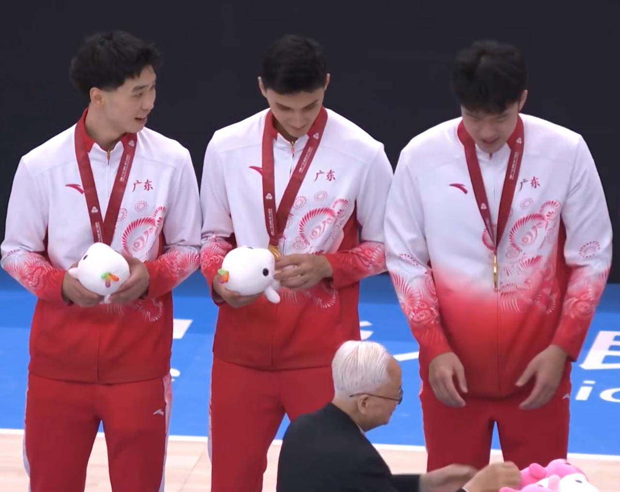 不服气！广东男篮全满贯，辽宁队球迷：广东队夺冠，相当于很多省都拿到了金牌。第