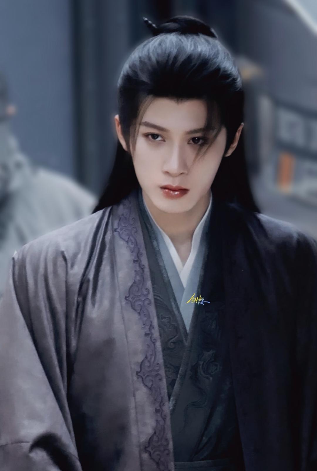 深紫衣袍裹着清隽风骨，肩背舒展步履从容，檀健次谢却山今日这条路透直接把我帅到失语