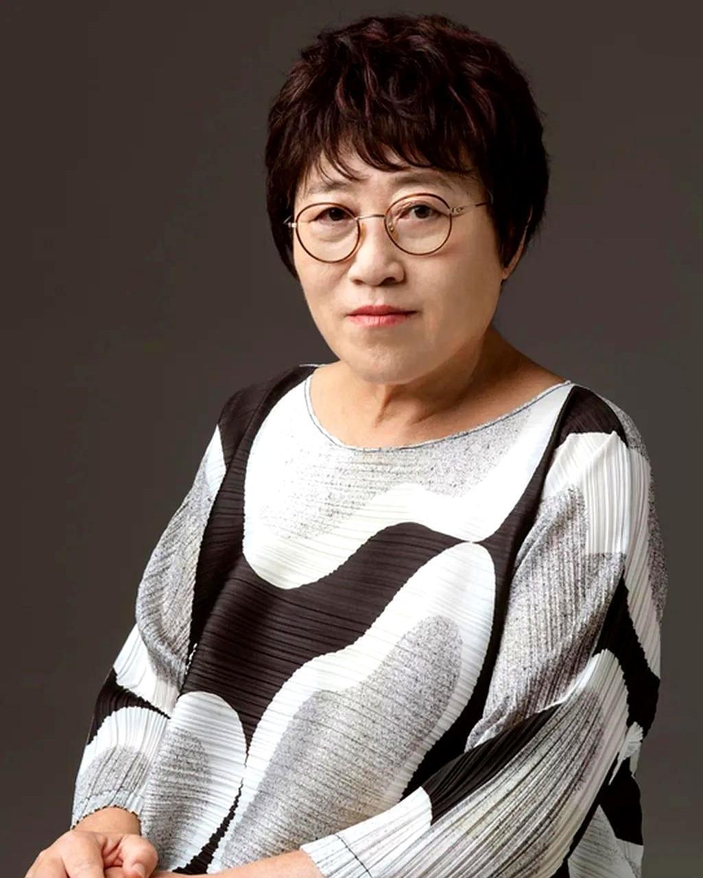 性学专家李银河说：“男欢女爱的确让人很兴奋。可有些人偏要把这事当饭吃，最后弄得